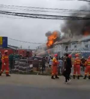 VIDEO / Incendiu puternic în Afumaţi, Ilfov! 17 autospeciale și 3 autoscări acţionează