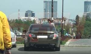 VIDEO PAPARAZZI / Șoferia, bat-o vina! N-are Panamera și nici nu se pricepe să parcheze. Lino Golden, ghidat de iubi în trafic