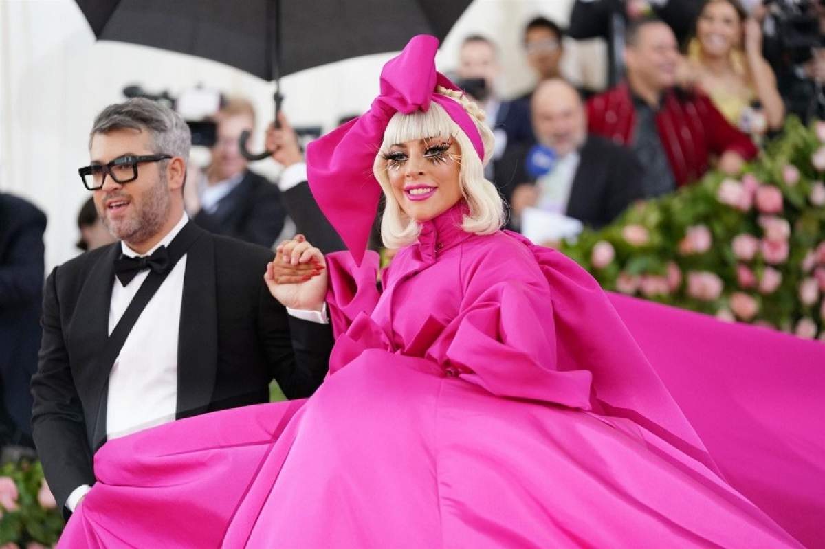 Lady Gaga, imagini interzise cardiacilor la Met Gala! S-a tăvălit pe jos și a făcut show