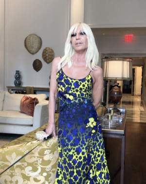 Cum a ajuns să arate Donatella Versace la 64 de ani. Galerie FOTO