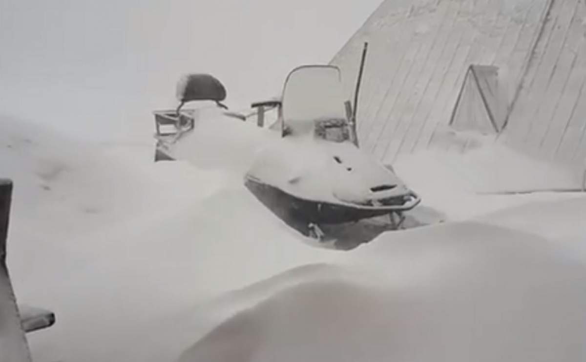 Iarnă în toată regula, în România! Zăpadă a atins un metru pe platoul Bucegilor. VIDEO