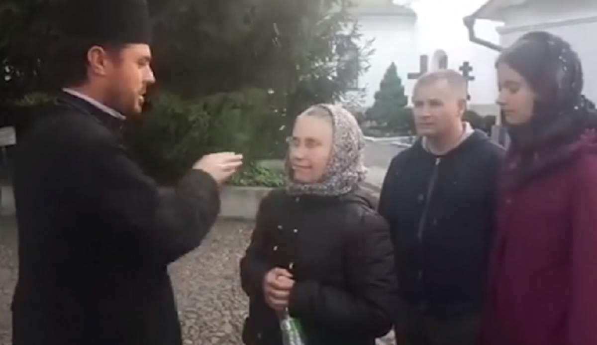 Enoriașii "au făcut duș", cu aghiasmă, în curtea unei mănăstiri din Ucraina. "E pe sărăcie, n-are măturoi de busuioc". VIDEO