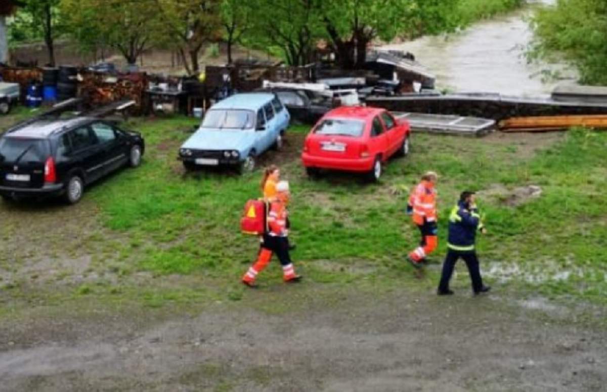 Un copil de 4 ani a căzut în apă și dus în râul din Bistrița. E căutat de zeci de persoane