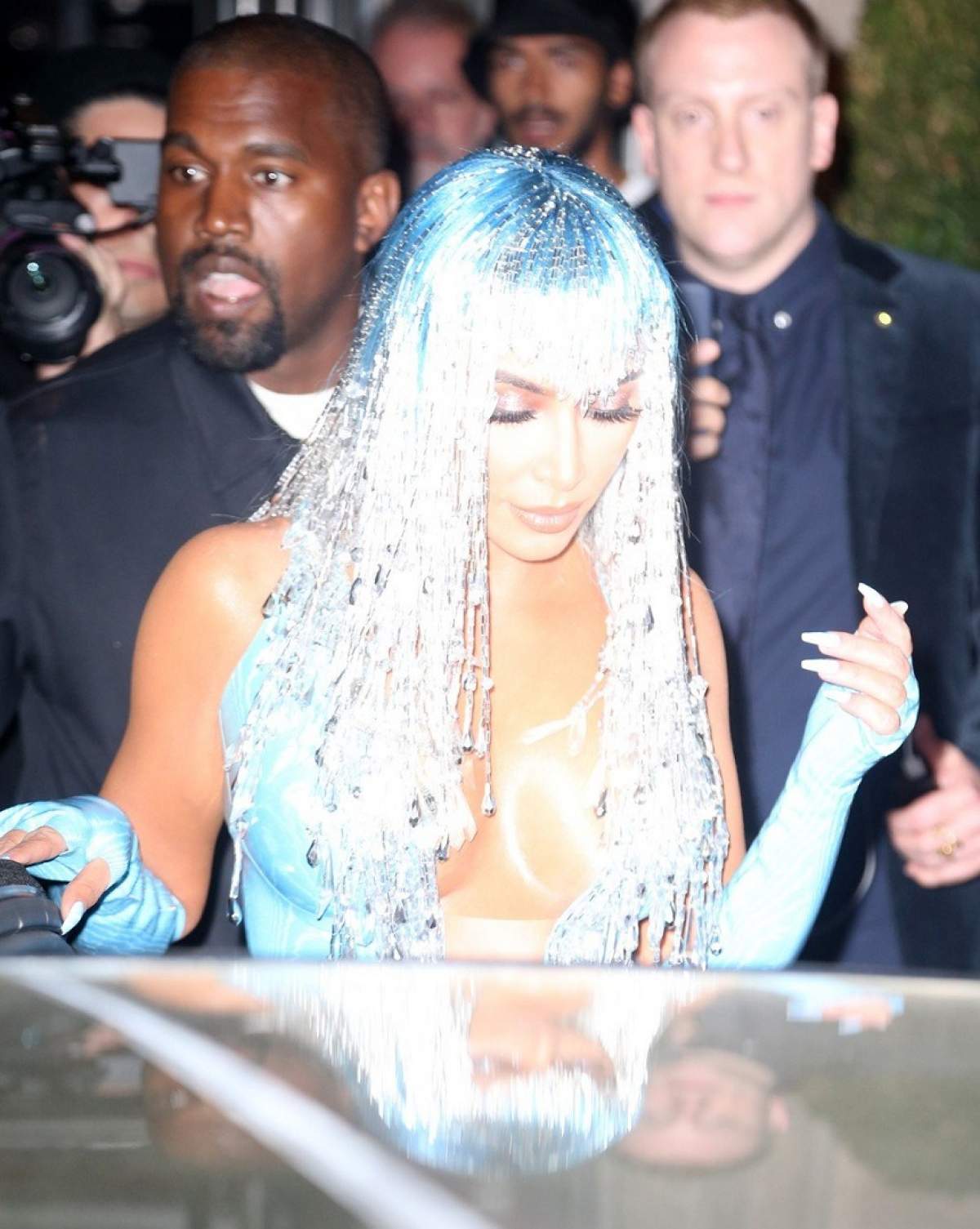 Kim Kardashian a șocat la after-party-ul Met Gala! Starleta și-a tras perucă din beteală și o rochie care mai avea puțin și plesnea. FOTO