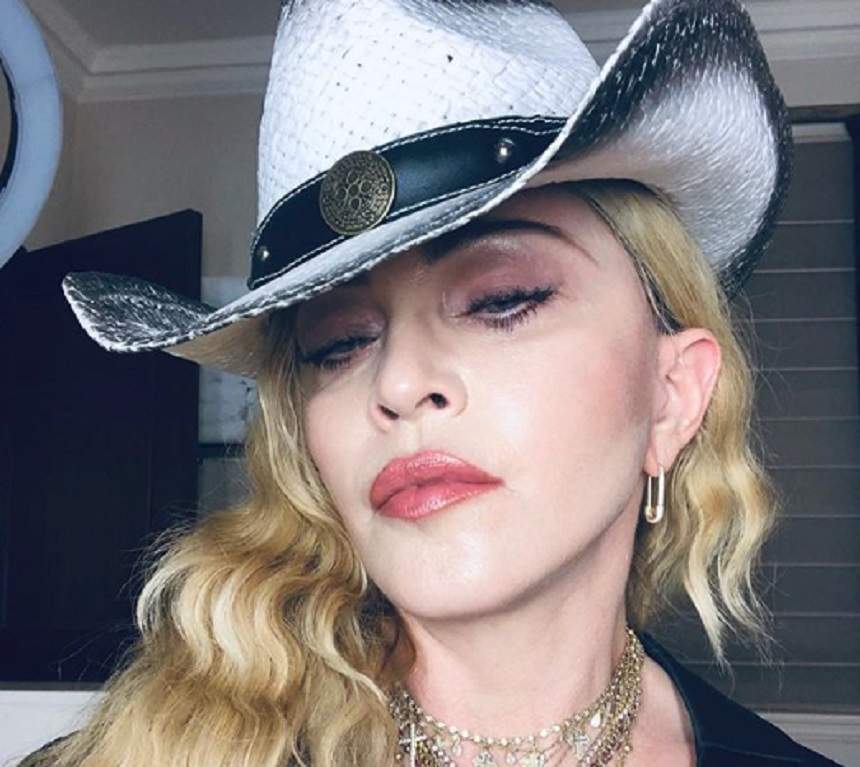 Madonna a umblat deghizată într-un aeroport, dar dar un fan a prins-o în fapt. Incredibil cum a putut să se îmbrace artista. FOTO
