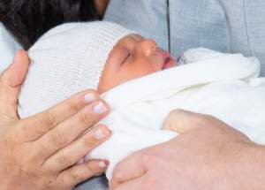 Prima imagine în care bebelușul regal al lui Meghan Markle și al Prințului i se vede fața. Cu cine seamănă micuțul?