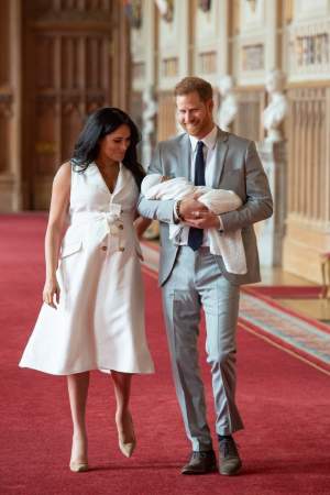 Prima imagine în care bebelușul regal al lui Meghan Markle și al Prințului i se vede fața. Cu cine seamănă micuțul?
