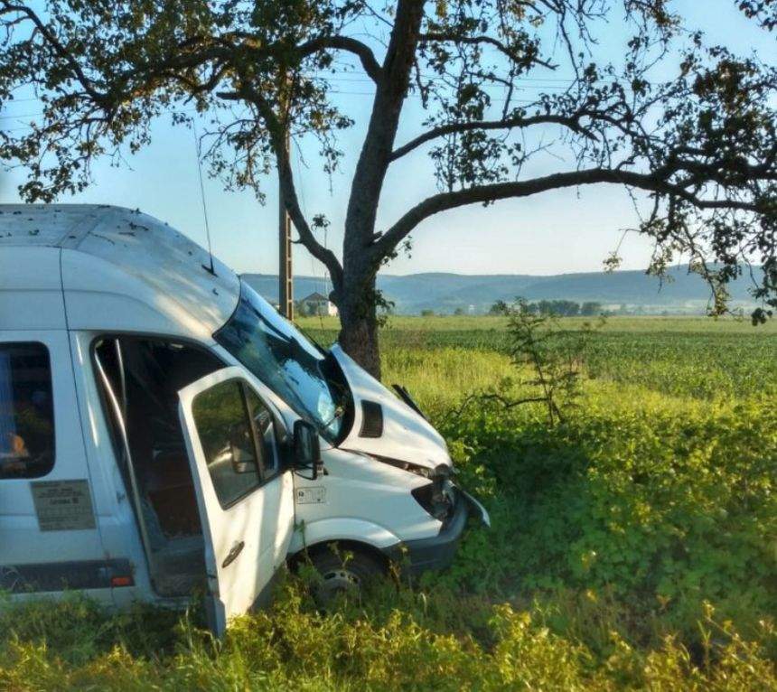 Microbuz implicat într-un accident grav, în această dimineaţă, în Hunedoara. Şoferului i s-a făcut rău la volan