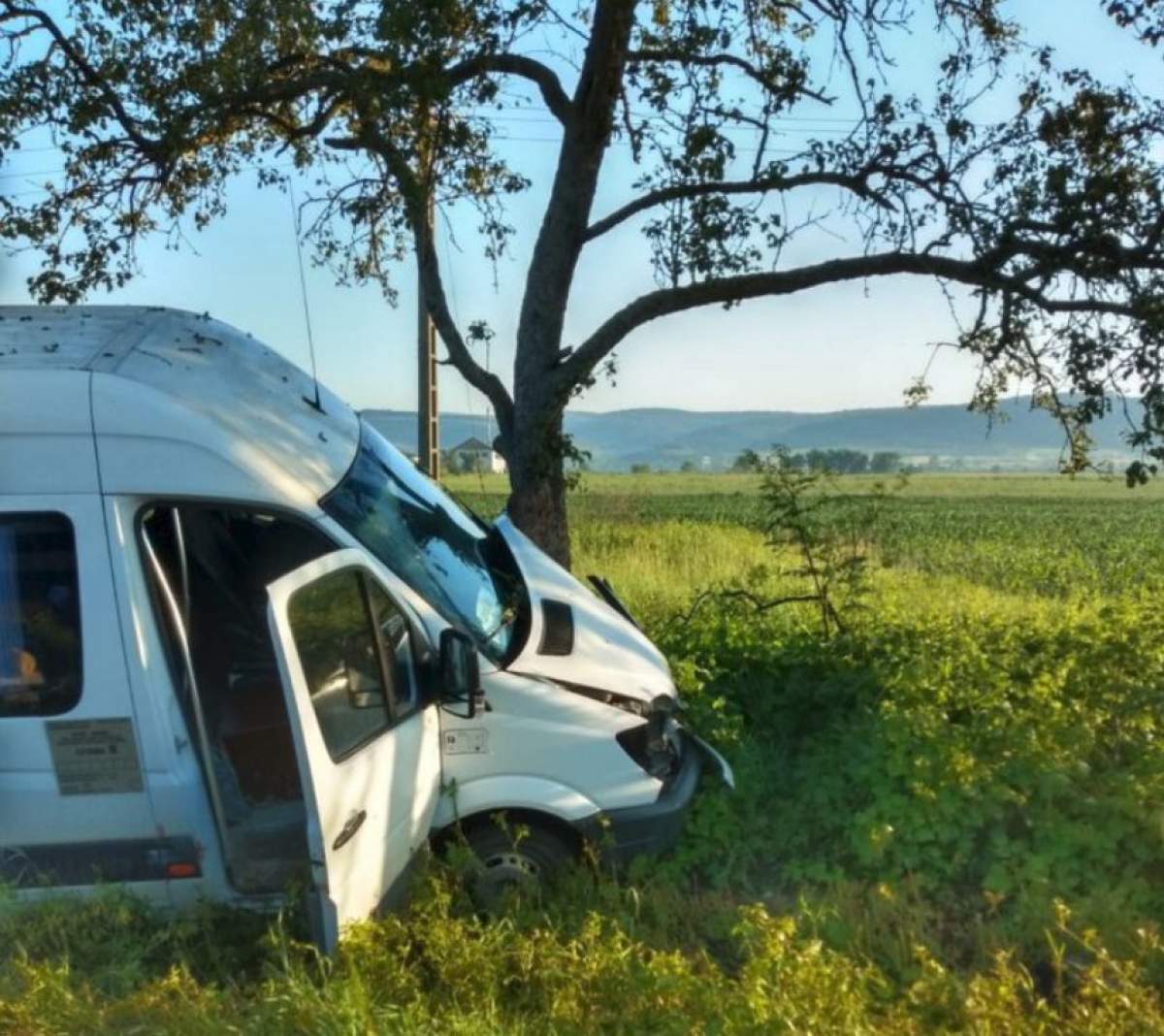 Microbuz implicat într-un accident grav, în această dimineaţă, în Hunedoara. Şoferului i s-a făcut rău la volan