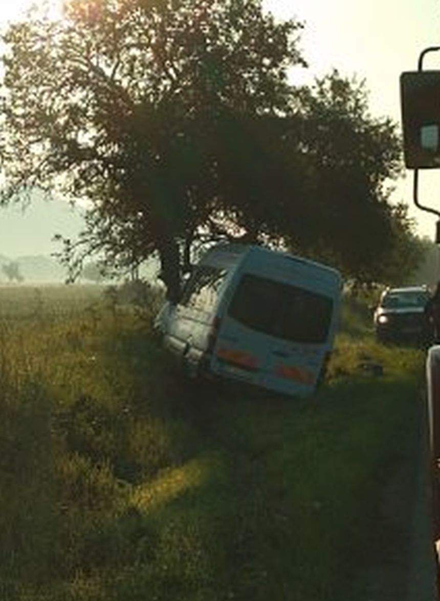 Microbuz implicat într-un accident grav, în această dimineaţă, în Hunedoara. Şoferului i s-a făcut rău la volan
