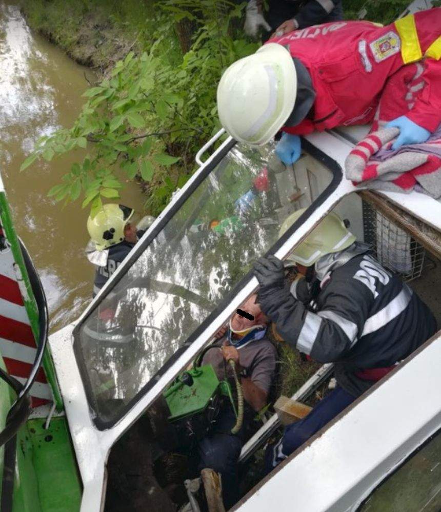 Bărbat prins între cabina tractorului şi un mal de pământ, în Neamţ, după ce autovehiculul a căzut într-un pârâu