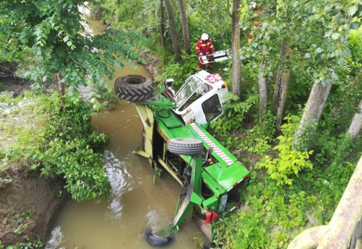 Bărbat prins între cabina tractorului şi un mal de pământ, în Neamţ, după ce autovehiculul a căzut într-un pârâu
