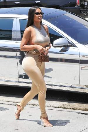 Kim Kardashian a lăsat trecătorii muți! Ținuta scandaloasă cu care a ieșit pe stradă, ziua în amiaza mare. FOTO