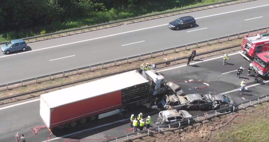 Un TIR  a intrat într-o coloană de maşini pe autostradă. Trei copii, părinţii lor şi un alt şofer au murit pe loc  / VIDEO