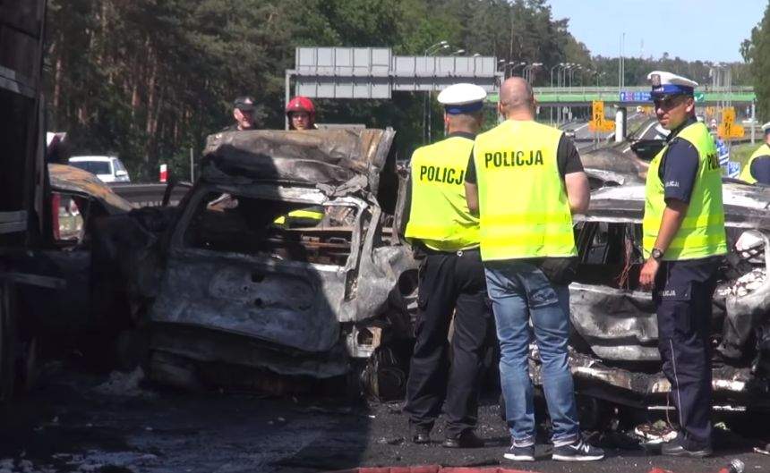 Un TIR  a intrat într-o coloană de maşini pe autostradă. Trei copii, părinţii lor şi un alt şofer au murit pe loc  / VIDEO