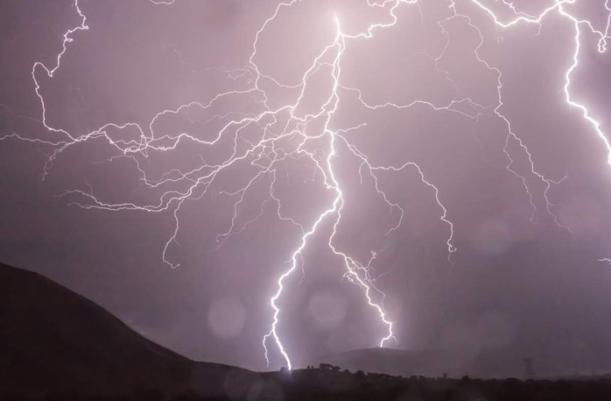 Furtunile se prelungesc în România! Cod portocaliu și galben de vreme rea, anunțate de meteorologi