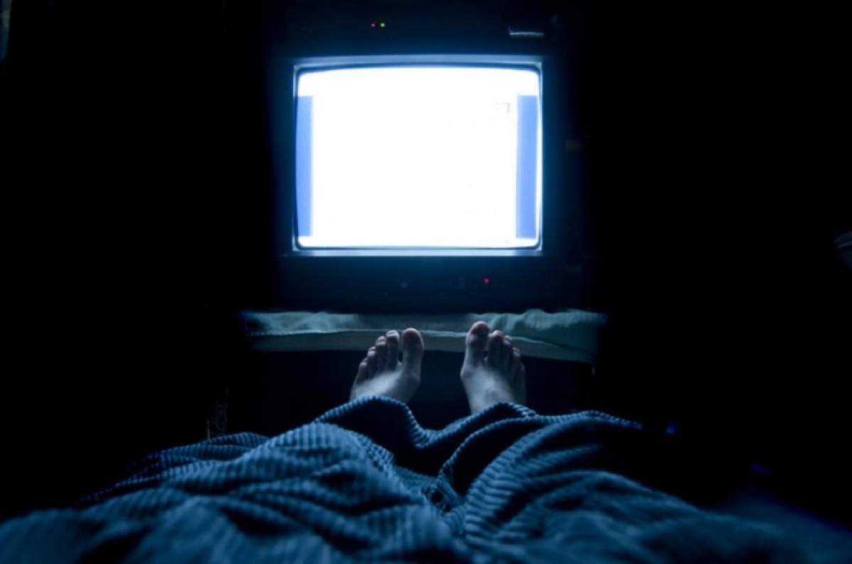 Adormi cu televizorul aprins sau alte lumini? Anunţul cercetătorilor te poate face să te răzgândeşti