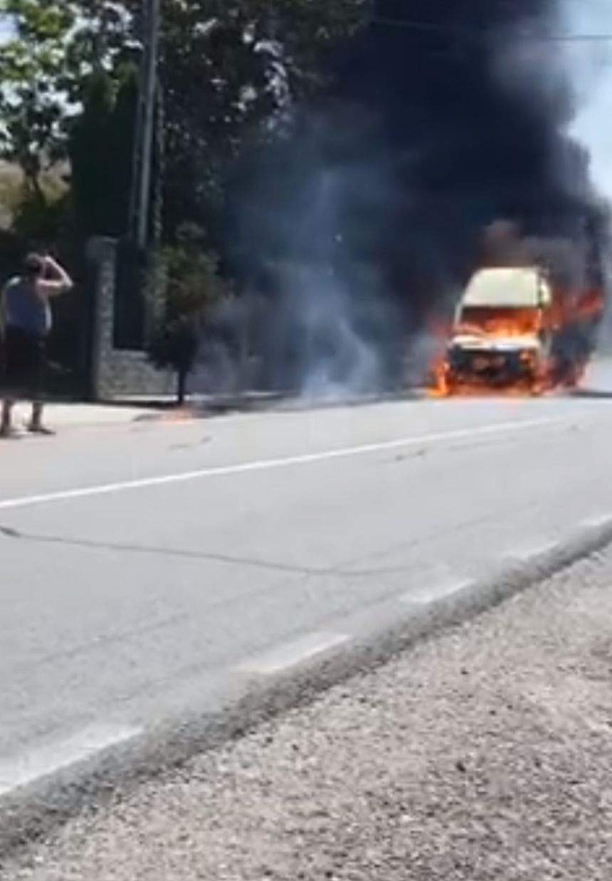 Un microbuz a fost cuprins de flăcări pe un drum din Bihor. Totul a fost filmat / VIDEO