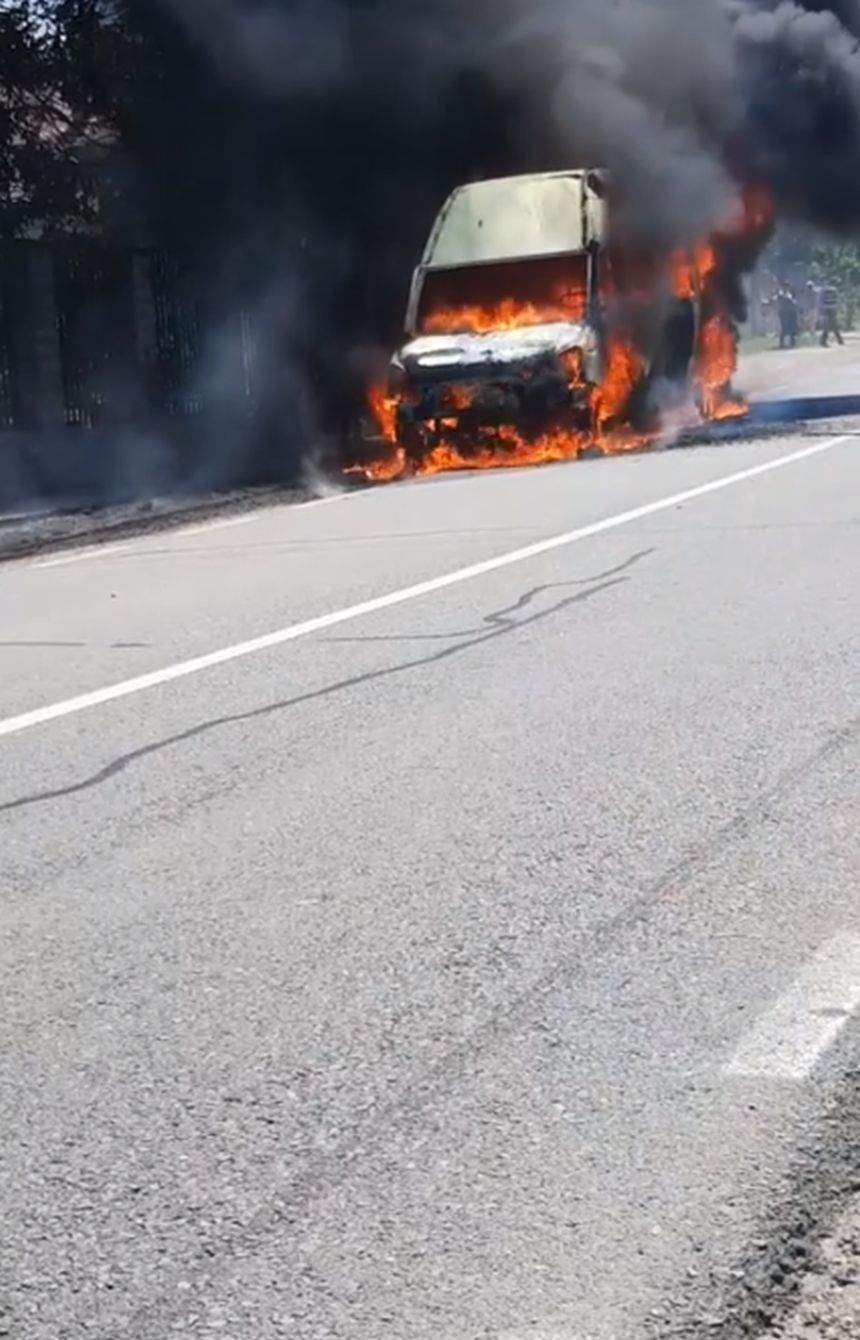 Un microbuz a fost cuprins de flăcări pe un drum din Bihor. Totul a fost filmat / VIDEO