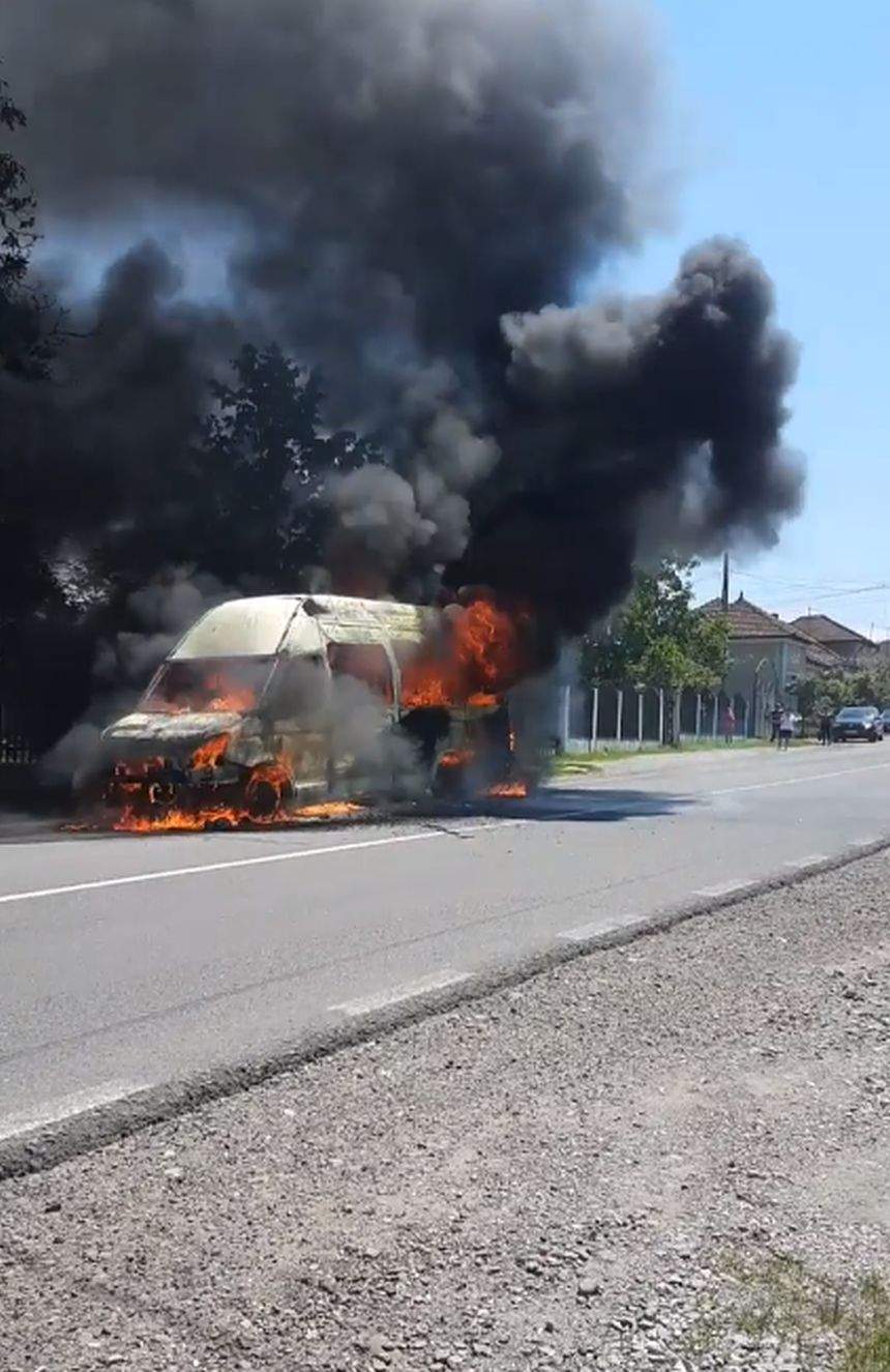 Un microbuz a fost cuprins de flăcări pe un drum din Bihor. Totul a fost filmat / VIDEO