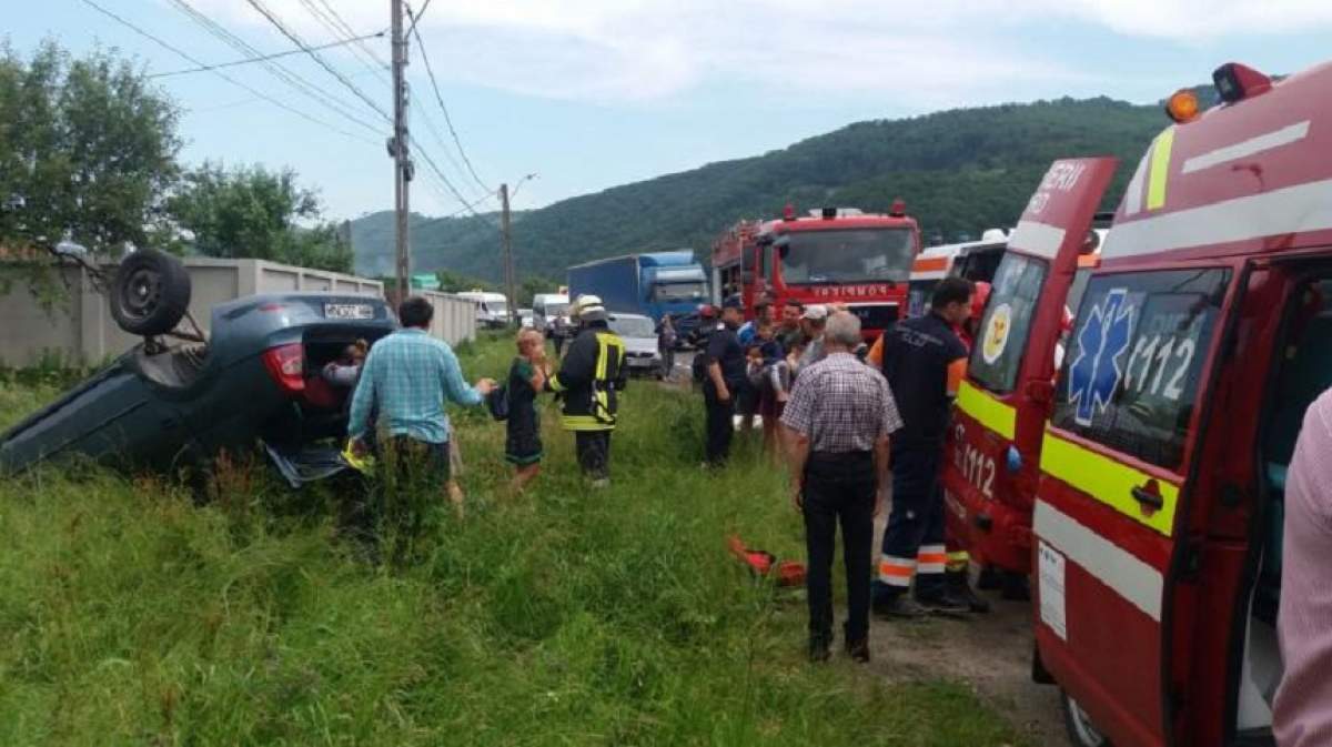 Un autoturism a lovit un cap de pod şi s-a răsturnat! Patru persoane au fost rănite