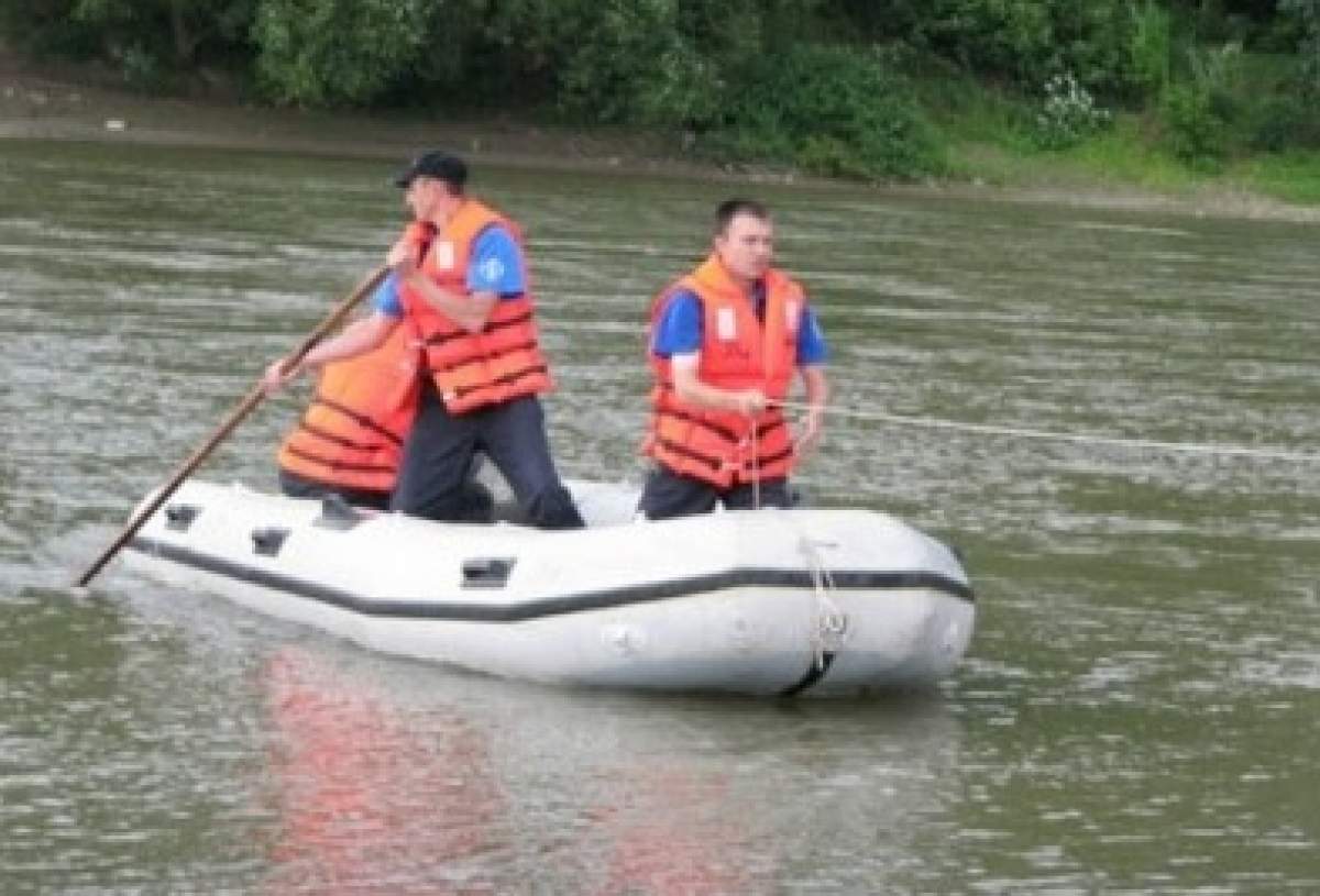 Alertă în Mureș! O barcă cu două persoane s-a răsturnat în apă