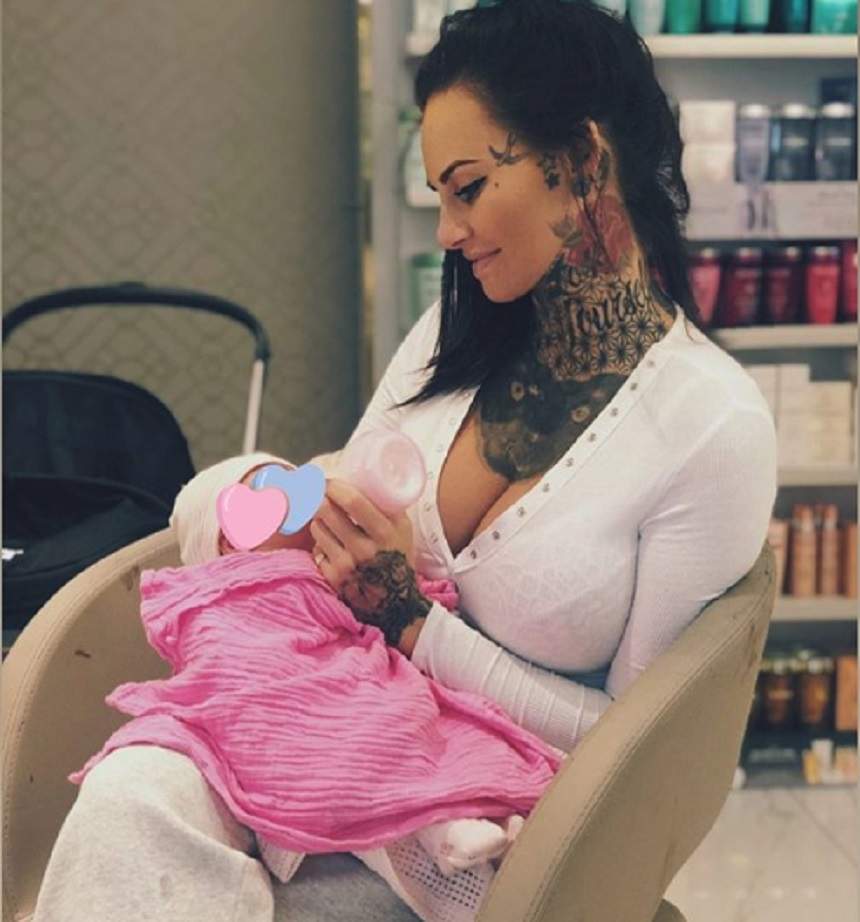 Jemma Lucy, la plimbare cu bebelușul! Nici în rolul de mămică nu este prea cuminte