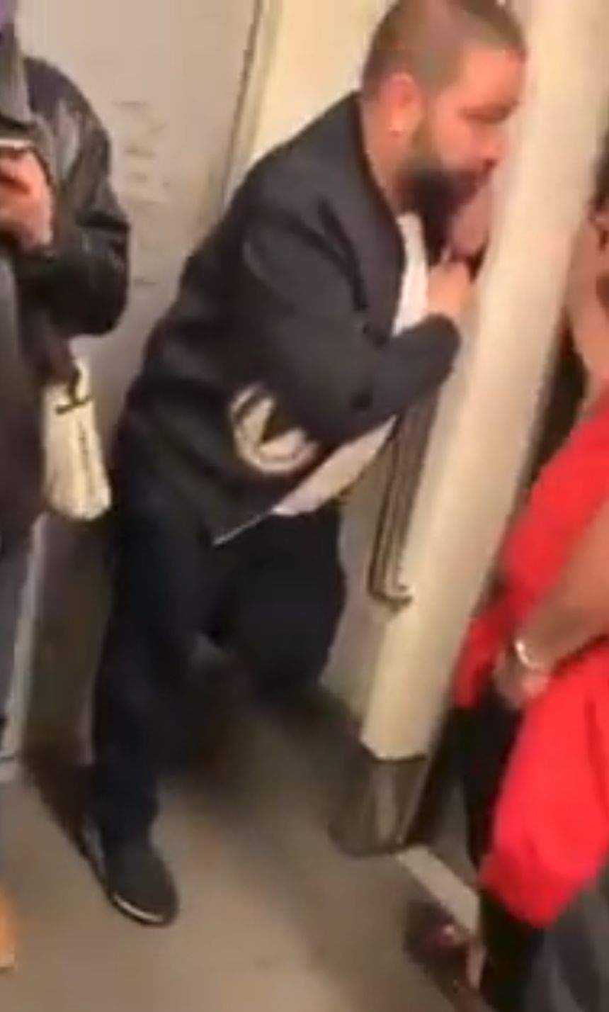 Florin Salam, surprins într-o ipostază delicată la metrou. Călătorilor nu le-a venit să creadă când l-au zărit / VIDEO