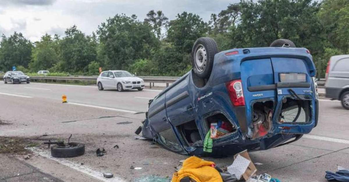 Accident spectaculos în Germania. Un Logan MCV s-a răsturnat, după ce şoferul a fost urmărit de 20 de maşini de poliţie