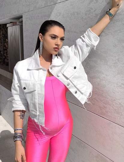Carmen Simionescu arată incredibil în costum de baie, însărcinată în 7 luni! Și-a expus burtica de gravidă la piscină. FOTO