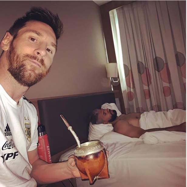 Leo Messi se ţine de şotii în cantonamentul Argentinei! Şi-a prezentat colegul de cameră.FOTO