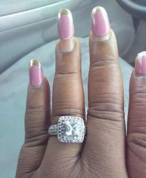 O femeie s-a făcut de râs pe internet, după ce și-a etalat inelul de logodnă! Detaliul rușinos pe care l-au observat oamenii