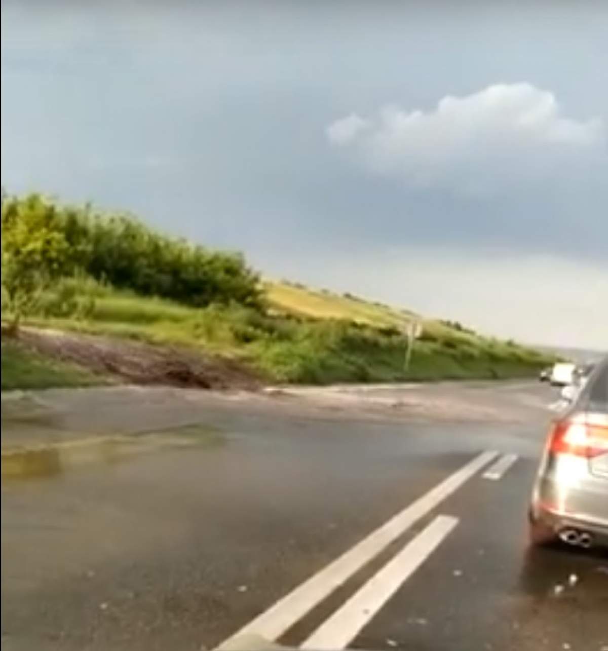 Aluviunile au pătruns pe carosabil, în Bârlad! Un şofer mai curajos, a "sfârşit" în şanţ