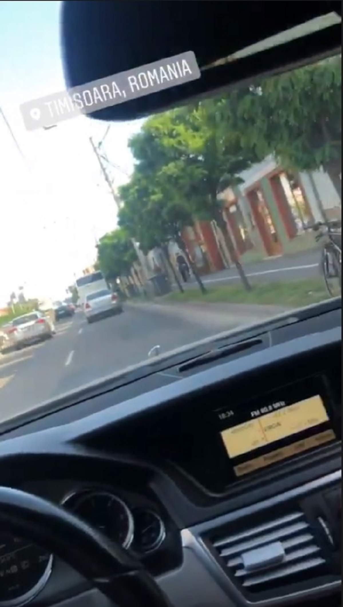 Inconştienţă! Un fotbalist al lui Dinamo se filmează în trafic, la volanul bolidului de lux