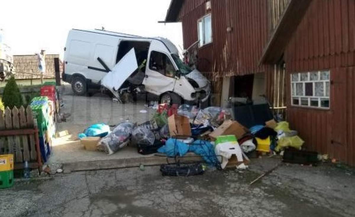 Șofer din Suceava, strivit în cabină, după ce a intrat cu microbuzul într-o casă