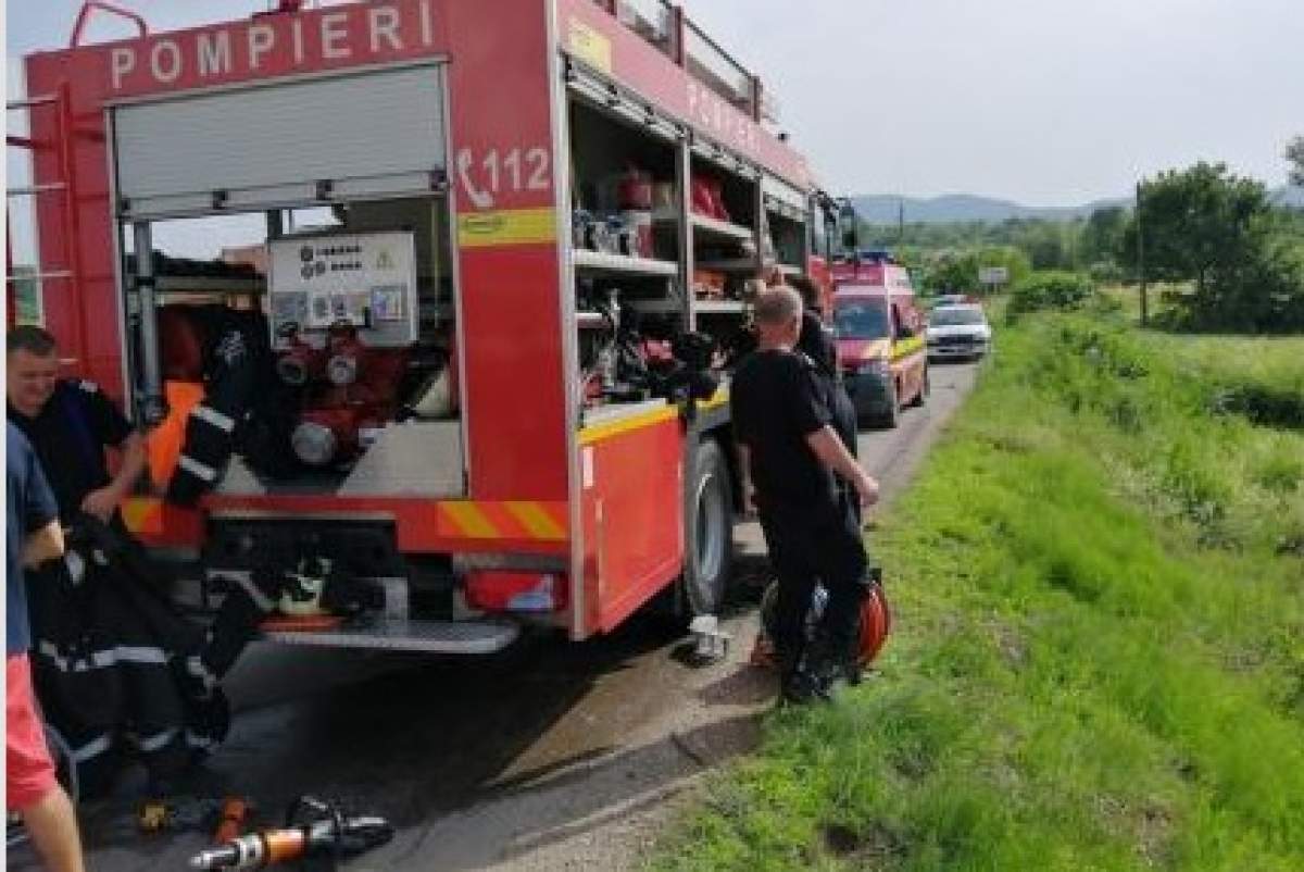 Mașină lovită puternic de tren, la Bihor! Șoferul a murit pe loc