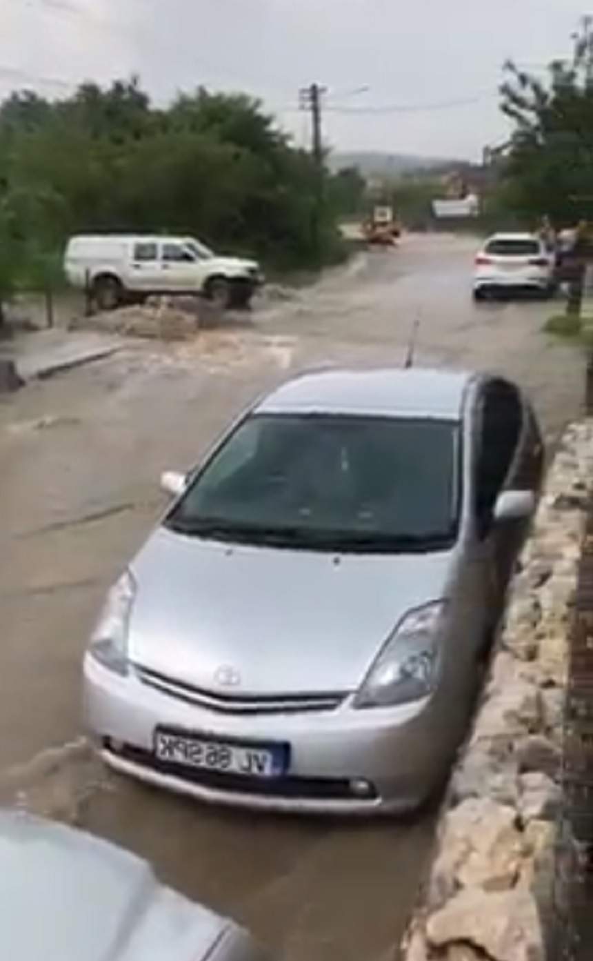 Imagini de coșmar în Vâlcea, după ploile torențiale violente! Furtuna a produs inundații care au măturat totul în cale. VIDEO