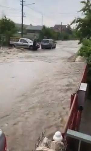 Imagini de coșmar în Vâlcea, după ploile torențiale violente! Furtuna a produs inundații care au măturat totul în cale. VIDEO