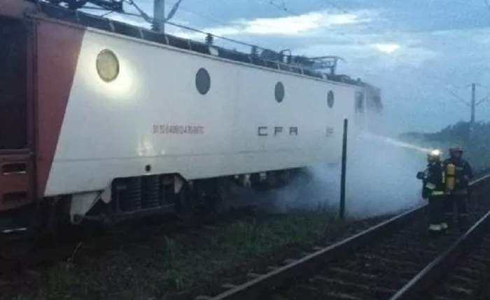 Peste 200 de călători evacuaţi din trenul Bucureşti-Timişoara. Incendiu puternic