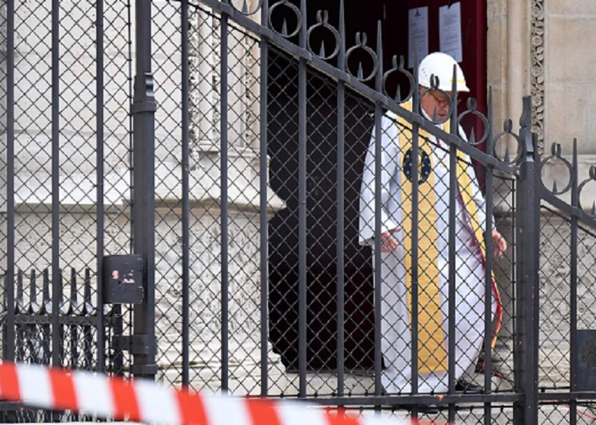 Prima slujbă în Catedrala Notre-Dame, după incendiul devastator. Preoţii au purtat căşti de protecţie. FOTO