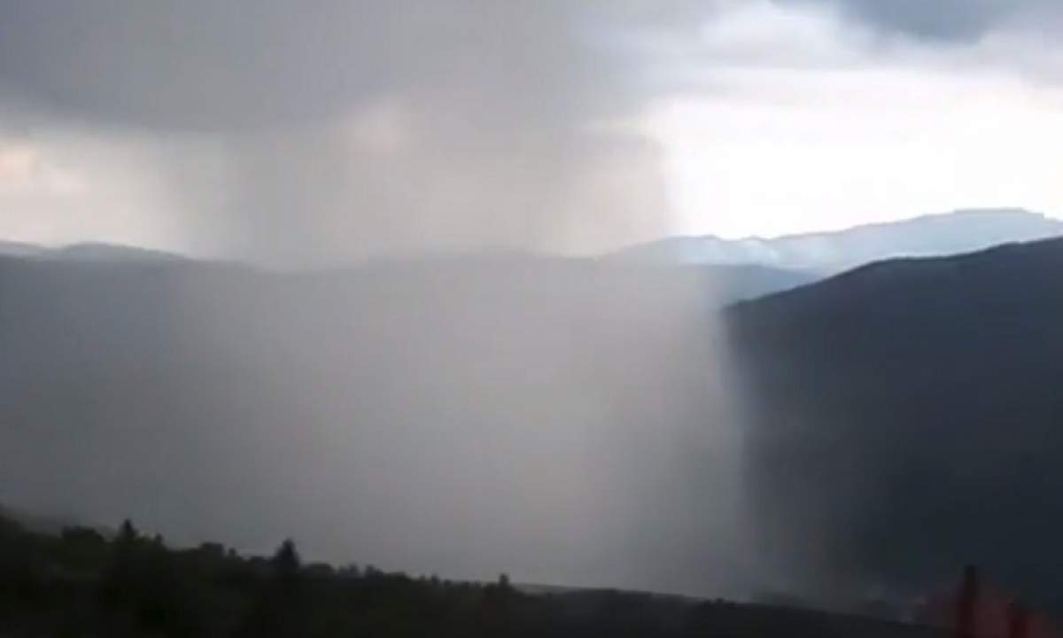 Fenomen spectaculos în Bucegi! O perdea de apă s-a revărsat peste staţiunea Azuga / VIDEO