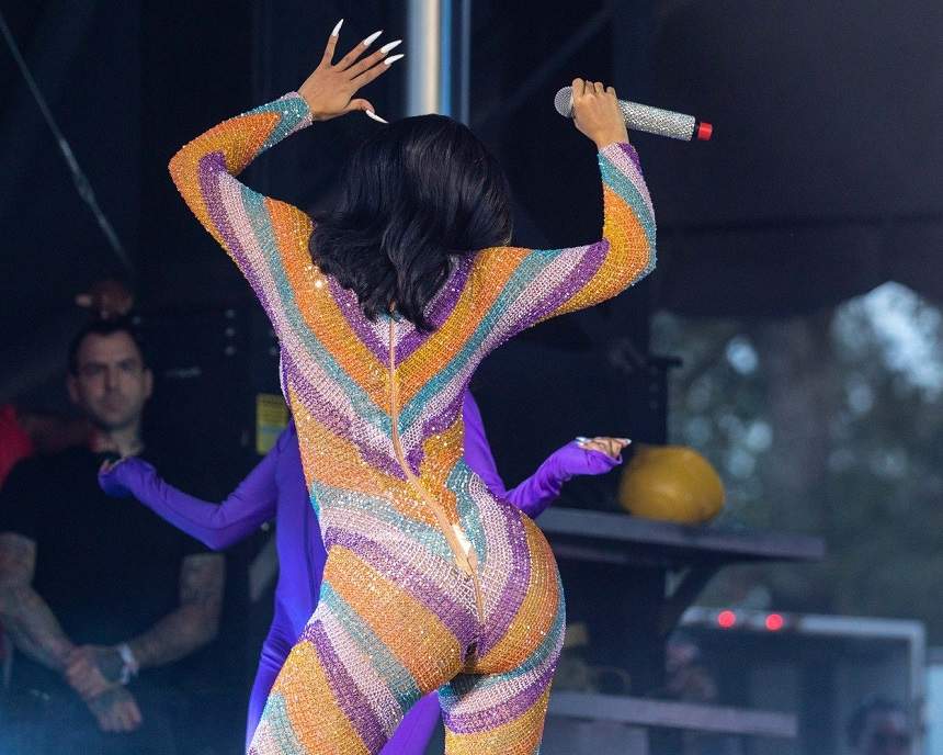 Cardi B, incident jenant, pe scenă! Fanii au rămas cu gura căscată când s-a întors cu spatele. FOTO