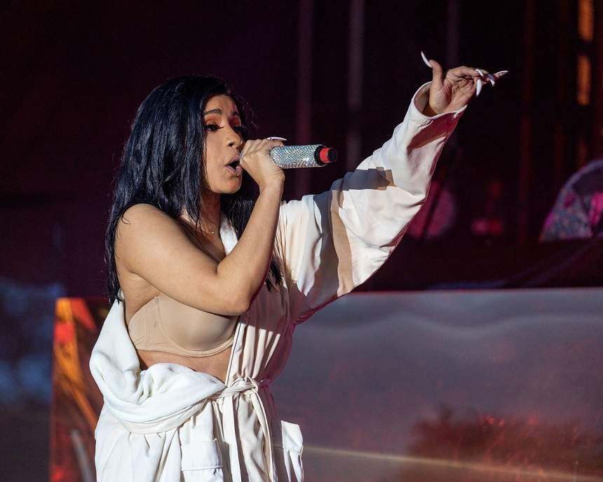 Cardi B, incident jenant, pe scenă! Fanii au rămas cu gura căscată când s-a întors cu spatele. FOTO