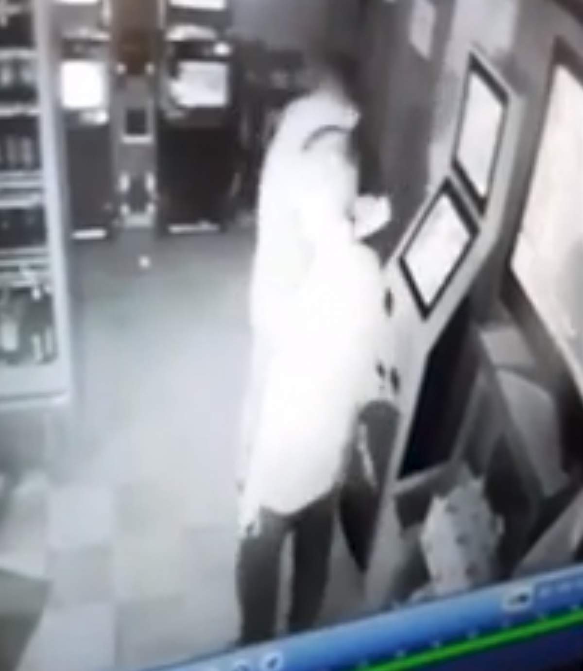 Tânăr din Dâmbovița, bătut cu bestialitate de un adolescent, într-un bar. VIDEO