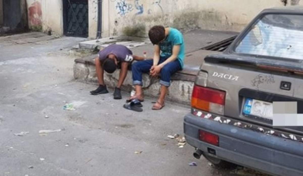 Doi tineri din Constanța, aflați sub influența "drogului zombie", surprinși în timp ce au o criză, în mijlocul străzii