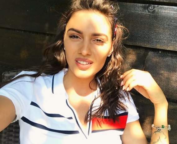 Așa nu ai mai văzut-o! Amalia de la Neața, ipostaze sexy în costum de baie, la piscină. FOTO