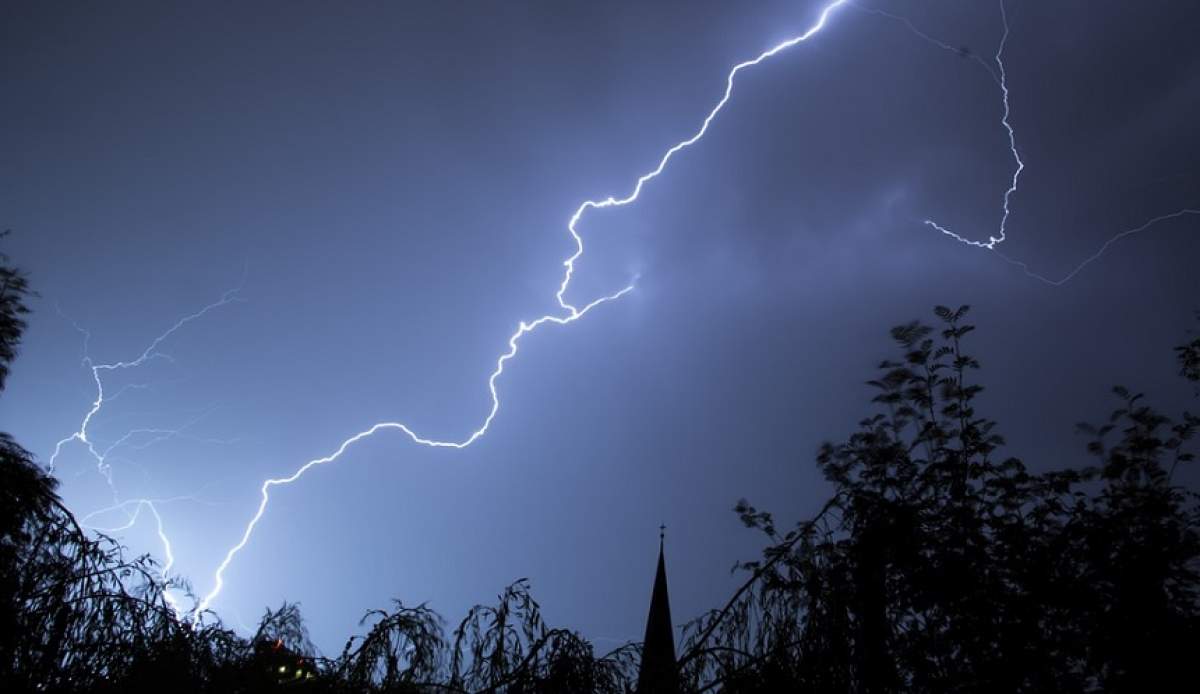 România, sub cod portocaliu de furtuni și vijelii! Care sunt zonele afectate de fenomene meteo extreme