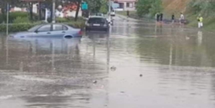 Imagini apocaliptice în Cernavodă! Mașinile plutesc pe străzi, ce ploile au generat inundații puternice