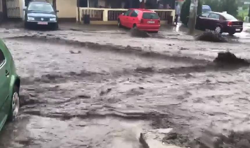 Imagini apocaliptice în Cernavodă! Mașinile plutesc pe străzi, ce ploile au generat inundații puternice