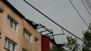 Imagini terifiante, în Reșița. O furtună puternică a smuls acoperișurile de pe două blocuri. FOTO